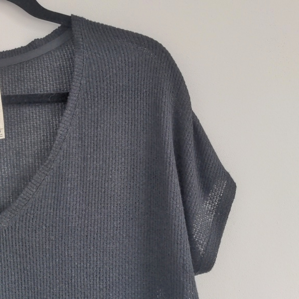 ARITZIA BABATON | T-shirt Oversized Open Knit V-Neck Scoop Hem, Black, Womens XS - Picture 4 of 10